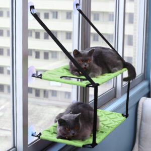 Katteseng til vinduet med sugekopper der en katt ligger og ser ut
